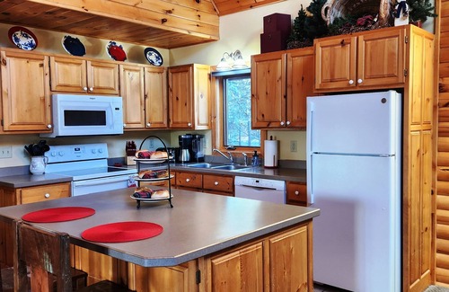 Lutsen Cabina | La casa de vacaciones más linda de Lutsen. Lago superior y vistas a la montaña. Porche de 3 estaciones