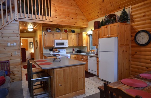 Lutsen Cabina | La casa de vacaciones más linda de Lutsen. Lago superior y vistas a la montaña. Porche de 3 estaciones