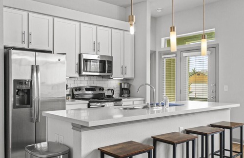 Montopolis Apartamento | LUX 2B2B w/Pool & Parking near the Heart of Austin