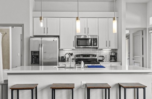 Montopolis Apartamento | LUX 2B2B w/Pool & Parking near the Heart of Austin