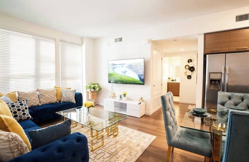Downtown Apartamento | Lux 2BD/2BTH apartment in Glendale with WiFi, fitness room, pool