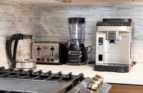 Downtown Apartamento | Lux 2BD/2BTH apartment in Glendale with WiFi, fitness room, pool