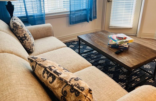 Westside Apartamento | Lux 2BD Penthouse With Pool View!