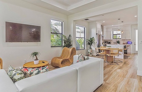 West Palm Beach Cabaña | LUX 2BR 2BA Iconic Architectural Collections