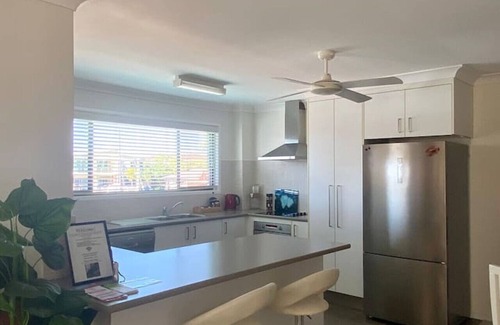 Runaway Bay Apartamento | Lux Beds CANAL FRONT Jetty Canoes & 13M Pool