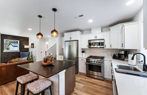 Cle Elum Cabina | LUX cabin on the golf course+hot tub+gas fireplace+EV Charger