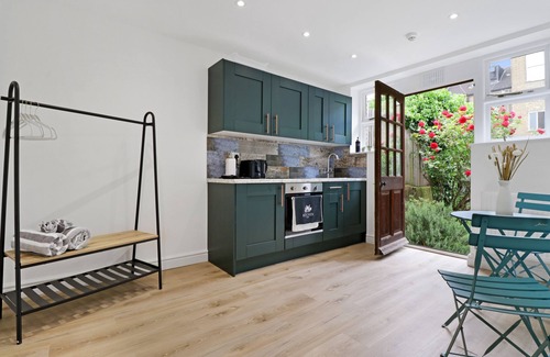 Brownswood Apartamento | Estudio-Superior-Baño privado con ducha-Vista al Jardín