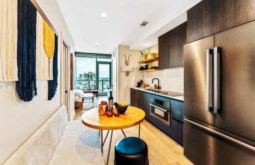 Rainey Street Historic District Casa | Lux Modern Condo with Gorgeous Ladybird Lake and DT Views