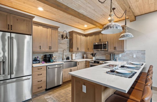 Coram Condominio | Lux Retreat! Hot Tub! Game Room! 6 Mins to GNP