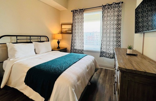 Westside Apartamento | Lux & Spacious 1BD Apt with Pool View!