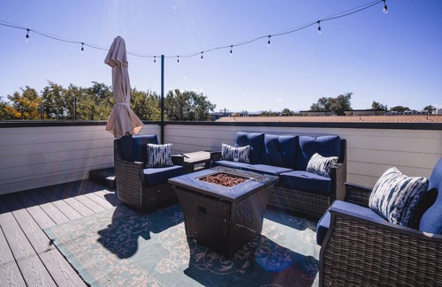 Sloan Lake Casa | Lux Townhouse | Rooftop Patio | Walk to Downtown