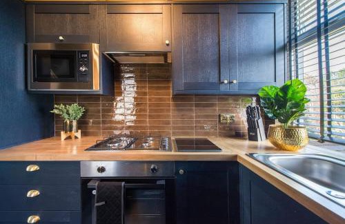 Leyton Apartamento | Lux Versace Pad Sleeps 10 Hot Tub, Cinema & Games Room