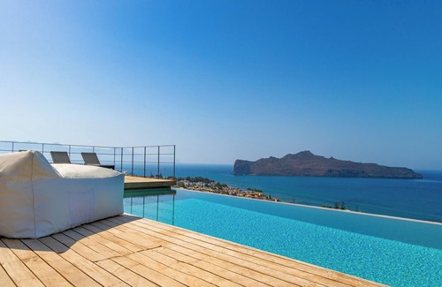Kato Stalos Villa | Lux Villa ★ Piscina infinita climatizada ★ 500m de la playa de Stalos ★ 6 dormitorios y 5 baños