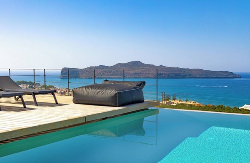 Kato Stalos Villa | Lux Villa ★ Piscina infinita climatizada ★ 500m de la playa de Stalos ★ 6 dormitorios y 5 baños