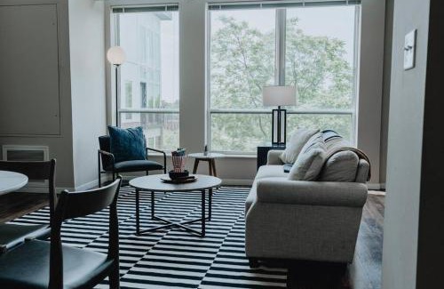 DeBaliviere Place Apartamento | Luxe 2BR-1BA Penthouse w Balcony & Pool