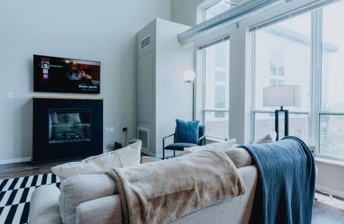 DeBaliviere Place Apartamento | Luxe 2BR-1BA Penthouse w Balcony & Pool