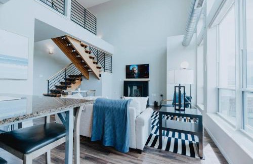 DeBaliviere Place Apartamento | Luxe 2BR-1BA Penthouse w Balcony & Pool