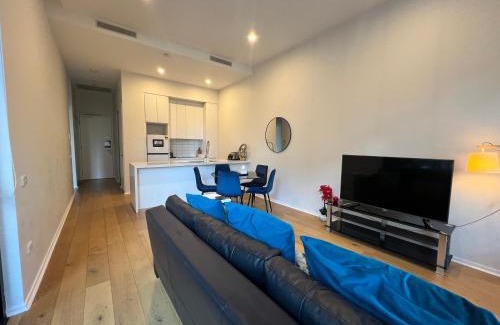 Kingston Apartamento | Luxe 2BR Executive Apartment Kingston Pool Parking WiFi BBQ Wine