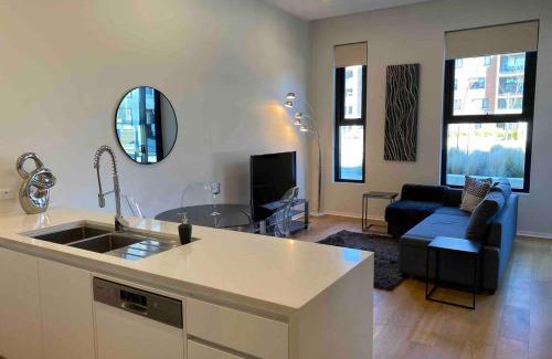 Kingston Apartamento | Luxe 2BR Executive Apartment Kingston Pool Parking WiFi BBQ Wine
