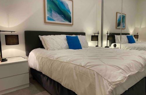 Kingston Apartamento | Luxe 2BR Executive Apartment Kingston Pool Parking WiFi BBQ Wine