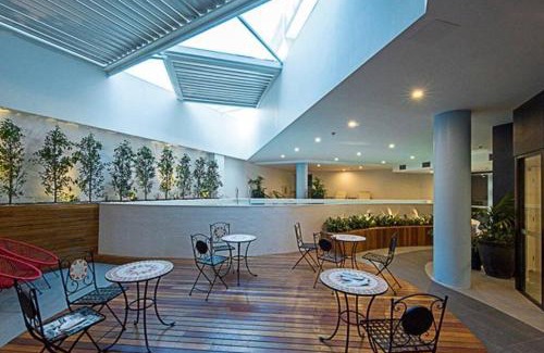 Kingston Apartamento | Luxe 2BR Executive Apartment Kingston Pool Parking WiFi BBQ Wine