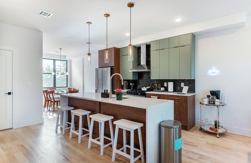 Greenville Casa | Luxe 4-bedroom house in charming Jersey City, next to Lightrail into NYC