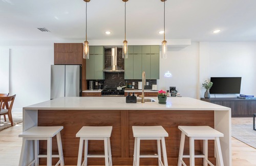 Greenville Casa | Luxe 4-bedroom house in charming Jersey City, next to Lightrail into NYC