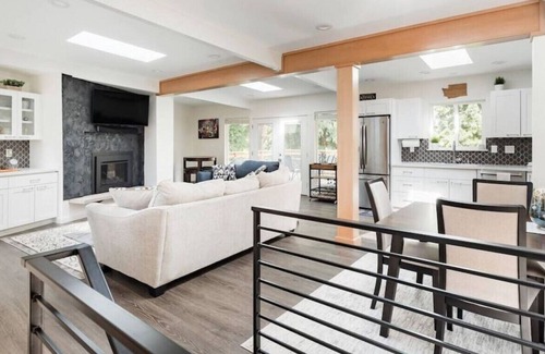 Lake Forest Park Casa | Luxe 4BR/3Bath Home w/BBQ/Spa Tubs/Wi-Fi/Trails