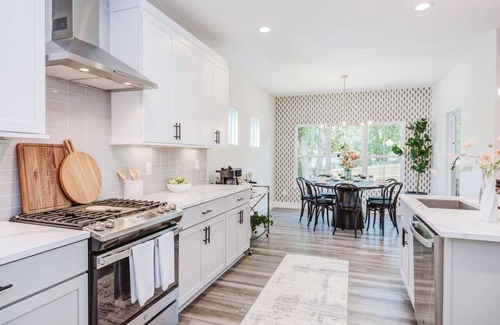 Durham Casa | Luxe 5* Home 4 Mins Duke/DT w/King Beds, Fire Pit, Pool, Pet OK