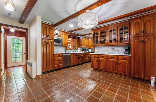 Lake Ariel Casa | Luxe 6acre Estate: Pool, Pickleball, HotTub, Games, MiniGolf, Playground & More!
