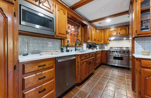 Lake Ariel Casa | Luxe 6acre Estate: Pool, Pickleball, HotTub, Games, MiniGolf, Playground & More!