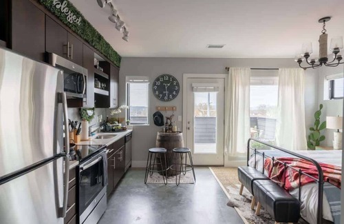 The Nations Apartamento | Luxe Apartment with Private Deck