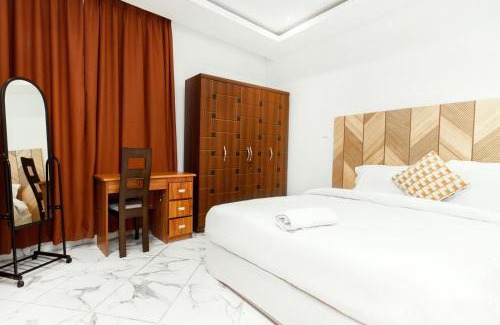 East Legon Apartamento | Luxe apartment with rooftop pool near the airport
