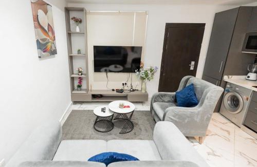 East Legon Apartamento | Luxe apartment with rooftop pool near the airport
