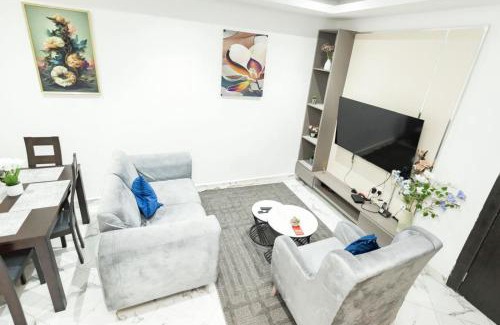 East Legon Apartamento | Luxe apartment with rooftop pool near the airport