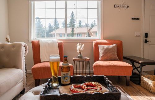 Downtown Leavenworth Apartamento | Luxe Bavarian Retreat - in Town with Hot Tub