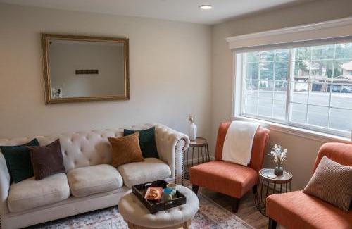 Downtown Leavenworth Apartamento | Luxe Bavarian Retreat - in Town with Hot Tub