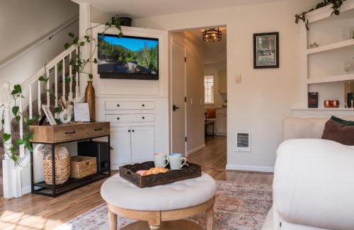 Downtown Leavenworth Apartamento | Luxe Bavarian Retreat - in Town with Hot Tub
