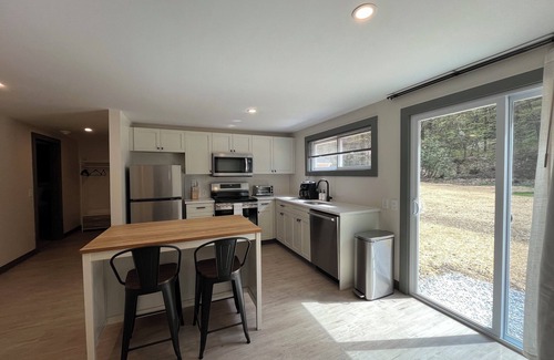 Great Barrington Apartamento | Luxe Berkshires Ski Retreat w/ Fireplace, King Bed, Chef's Kitchen, Washer/Dryer