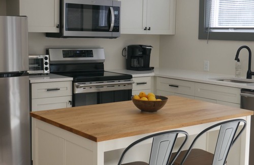 Great Barrington Apartamento | Luxe Berkshires Ski Retreat w/ Fireplace, King Bed, Chef's Kitchen, Washer/Dryer