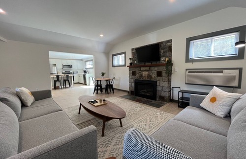 Great Barrington Apartamento | Luxe Berkshires Ski Retreat w/ Fireplace, King Bed, Chef's Kitchen, Washer/Dryer