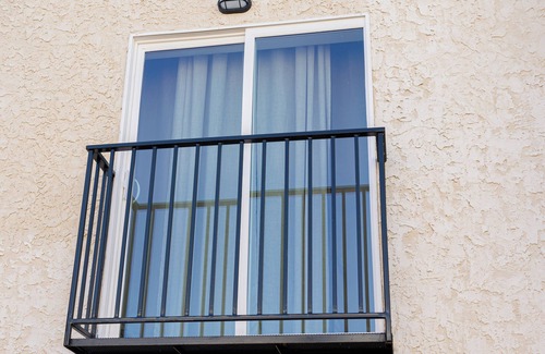 Newbold Casa | Luxe Boutique Style Retreat - Prime Location - Airport/Downtown minutes away