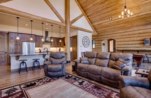 Breckenridge Park Estates Cabina | Breckenridge Cabin con bañera de hidromasaje, bar y vistas al monte!