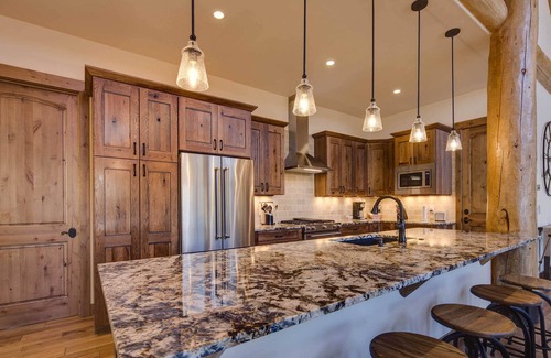 Breckenridge Park Estates Cabina | Breckenridge Cabin con bañera de hidromasaje, bar y vistas al monte!