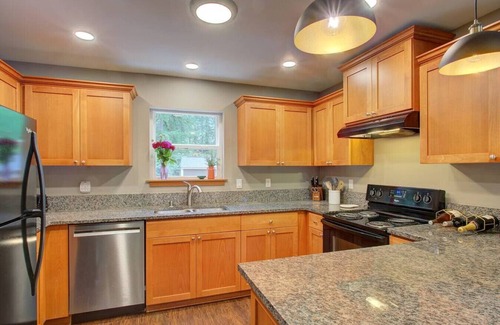 Warnick Cabina | Luxe Cabin *Hot Tub*Fire Pit*Fenced*Generator