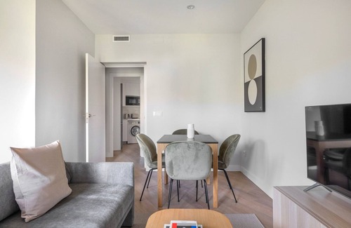 Castellana Apartamento | Luxe Castellana 2BR w/ Doorman, nr Restaurants, by Blueground