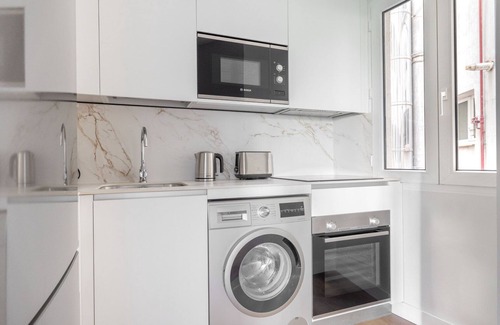 Castellana Apartamento | Luxe Castellana 2BR w/ Doorman, nr Restaurants, by Blueground