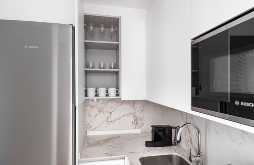 Castellana Apartamento | Luxe Castellana 2BR w/ Doorman, nr Restaurants, by Blueground