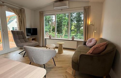 Sevenum Chalet De Esquí | Luxe chalet op 5-sterren camping met comfortabel ingerichte veranda - parkkosten zijn inbegrepen