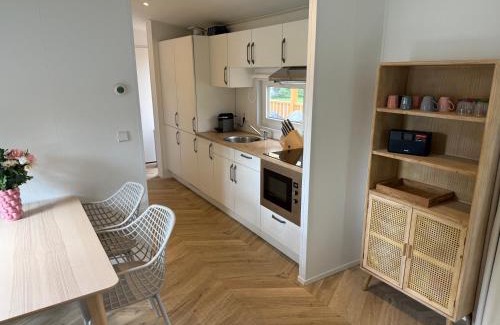Sevenum Chalet De Esquí | Luxe chalet op 5-sterren camping met comfortabel ingerichte veranda - parkkosten zijn inbegrepen
